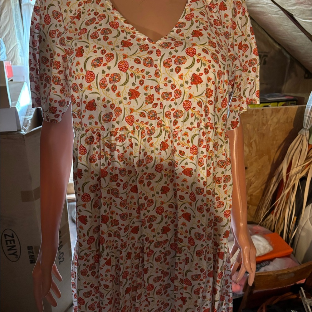 Women’s Floral V-Neck Dress Size M